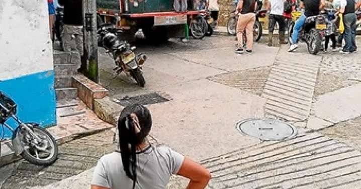 Enfrentamientos de grupos armados desplazan a unas 2 mil 500 personas en Antioquia