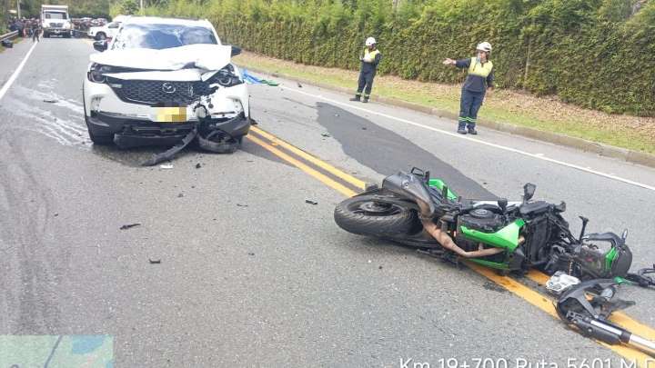 Dos muertos en choque de moto contra camioneta en vía Las Palmas