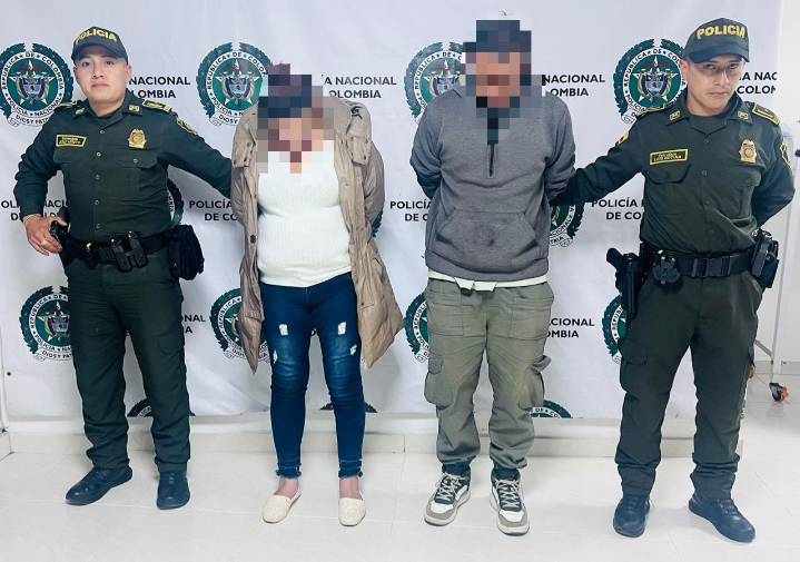 Policía de Colombia detiene a delincuentes en pleno hurto en establecimiento público