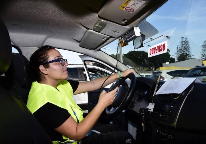 El taxi de Las Palmas de Gran Canaria cambia los taxímetros y empieza a cobrar las nuevas tarifas desde este martes