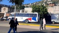 Normalistas de ENEPO retienen autobuses y camiones en Oaxaca por demandas curriculares