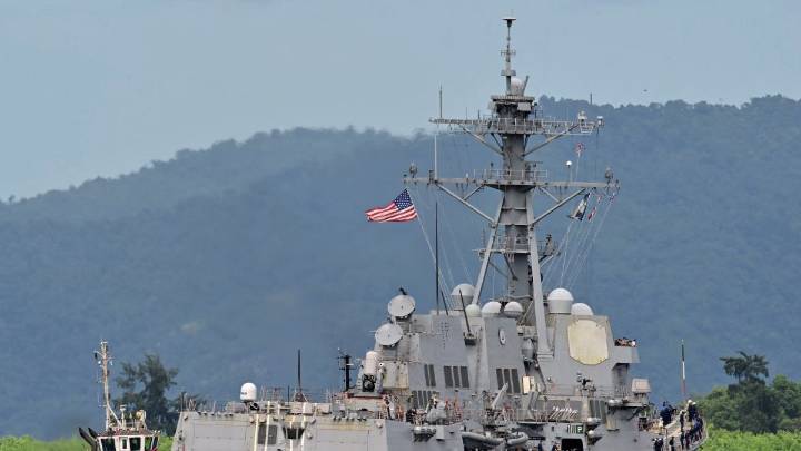 El poderoso buque de guerra USS Gravely atraca en Trinidad y Tobago, frente a Venezuela