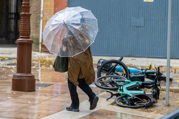 La Aemet activa aviso rojo por lluvias torrenciales y posibles inundaciones en el litoral de Huelva