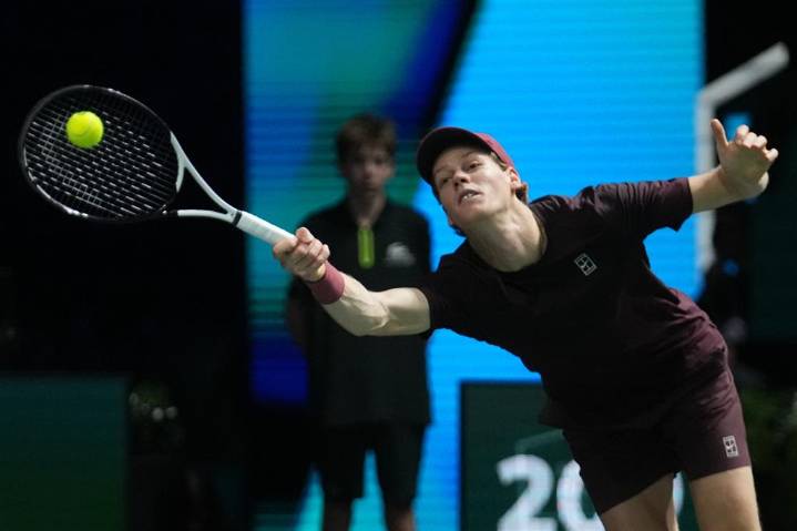 Sinner despliega su clase y avanza a semifinales en París