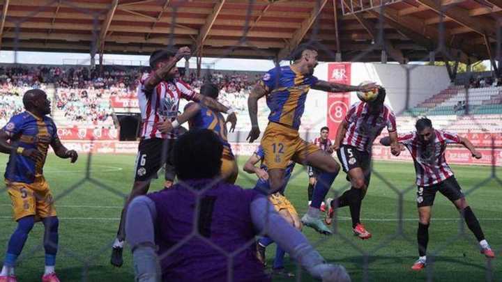El Avilés sigue abonado a la épica: otro gol en el descuento da la tercera victoria consecutiva a los blanquiazules