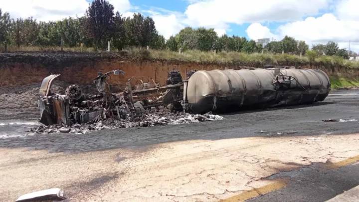 Vuelca y explota pipa cargada con diésel en la México