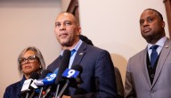 US House Democratic Leader Hakeem Jeffries brings his redistricting push to Illinois