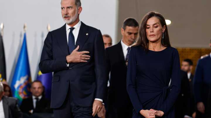 La Reina Letizia elige un sobrio vestido azul marino en el homenaje a las víctimas de la dana