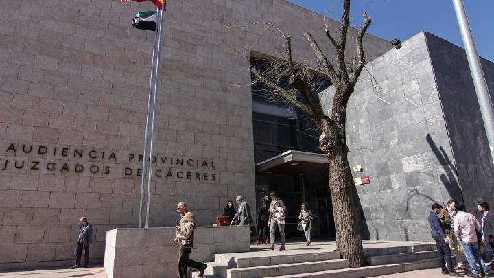 Condenado a dos años de cárcel por estafar con la venta de un coche por internet en Cáceres