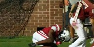 Escalofriante accidente de una estrella del fútbol americano durante un partido: chocó su cabeza contra un muro y fue hospitalizado