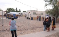 Ante falta de salones, alumnos toman clases al aire libre en Riveras del Bravo
