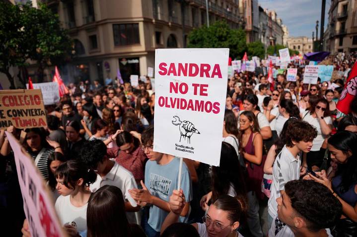 Pancartas con ‘No a la violencia escolar’ arropan a la familia de Sandra Peña por las calles de Sevilla