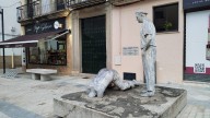 Antonio Morán plantea dejar su escultura donde está, en la plaza de Ansano de Plasencia