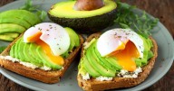 Cómo hacer avocado toast con huevo poché: una receta fácil, potente y deliciosa