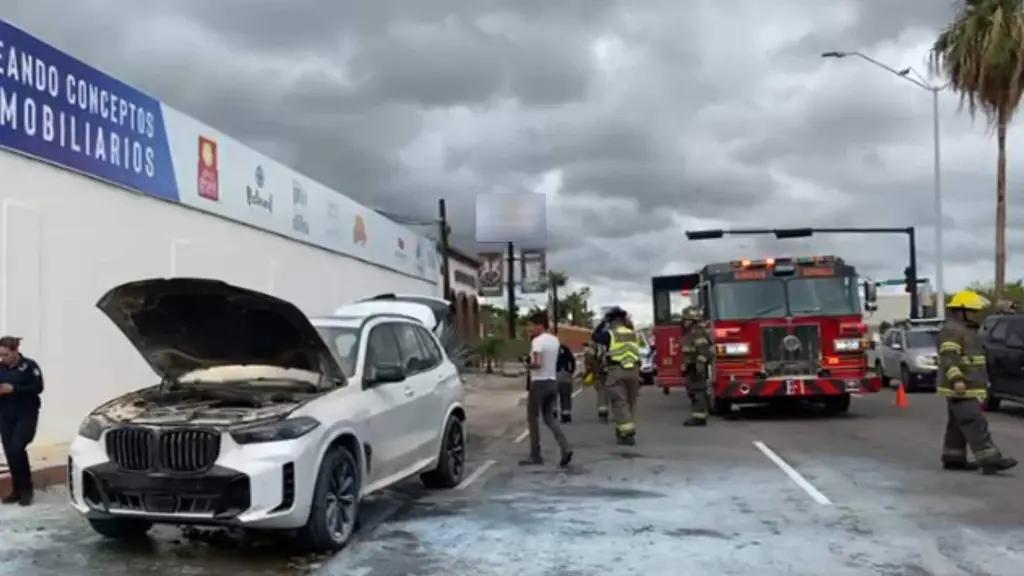 Vehículo se Incendia por Fuga de Aceite en Hermosillo; Los Tripulantes Salieron Ilesos