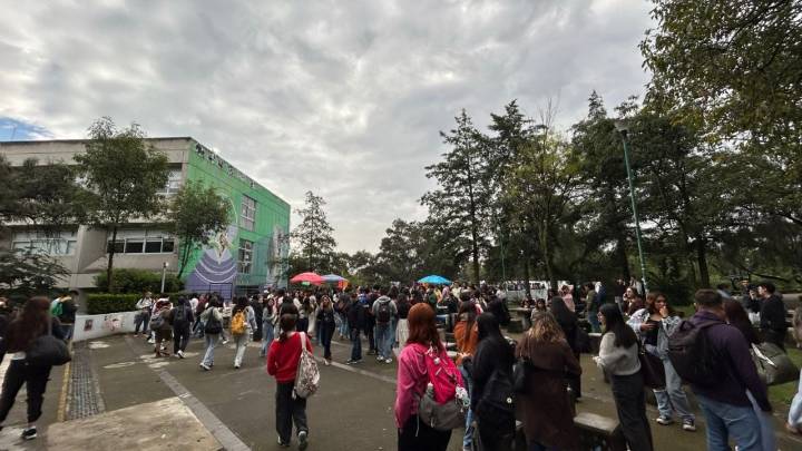 Desalojan a alumnos de la FCPyS de la UNAM por amenaza de bomba