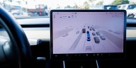 Tesla es investigada en EE. UU. por reportes de autos que giraron en sentido contrario y cruzaron semáforos en rojo