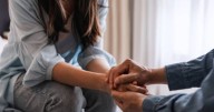 Psicología: qué significa ayudar sin que te lo pidan