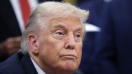 Trump enfrenta demanda por bloquear asistencia a migrantes indocumentados en Estados Unidos