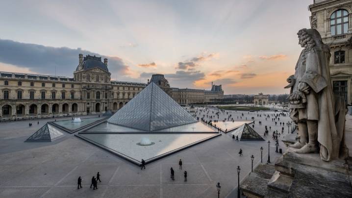Robaron el Louvre a plena luz del día: se llevaron joyas de Napoleón y el museo está cerrado al público