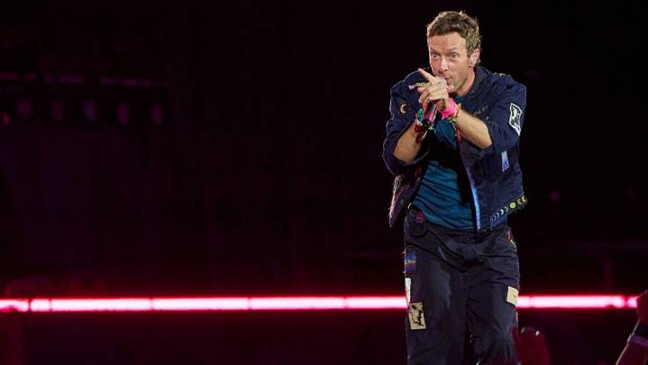Chris Martin de Coldplay lanza dura advertencia tras polémica de la «cámara del beso»