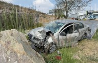 Evita chocar contra tráiler y termina impactado contra rocas que adornan entrada de Saltillo