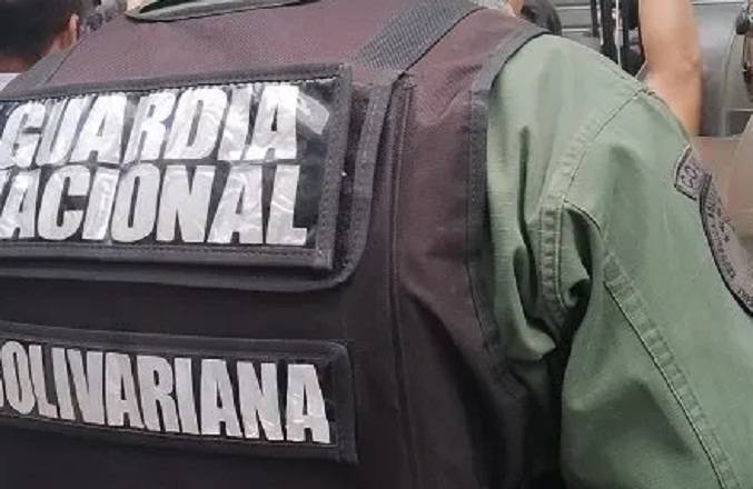 Llevaba 16 panelas de presunta droga  en el tanque de combustible