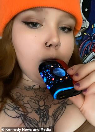 Mujer desarrolla rara enfermedad pulmonar tras usar vapeadores desechables durante ocho años