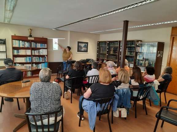 Formación a la carta: así son los cursos para que los mayores de Castilla y León dominen su propio móvil