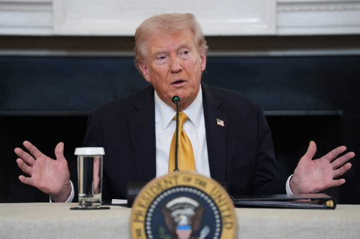 Trump rompe negociaciones comerciales con Canadá debido a un anuncio de TV
