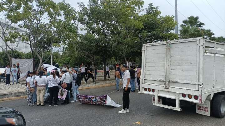 Policías municipales desalojan a madres buscadoras que protestaban frente a la Fiscalía de Chiapas