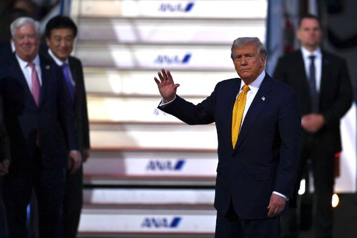 Trump llega a Tokio con honores imperiales y busca reforzar la alianza con Japón