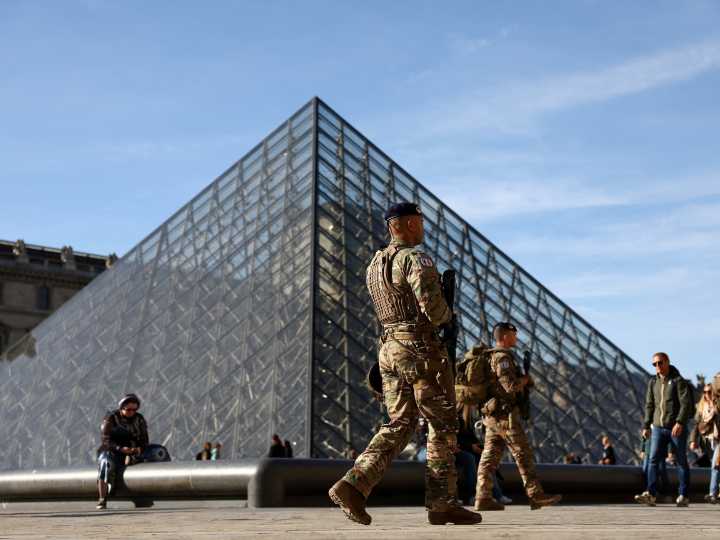 Robo al Museo del Louvre: detienen a otros cinco sospechosos, pero las joyas todavía no aparecen