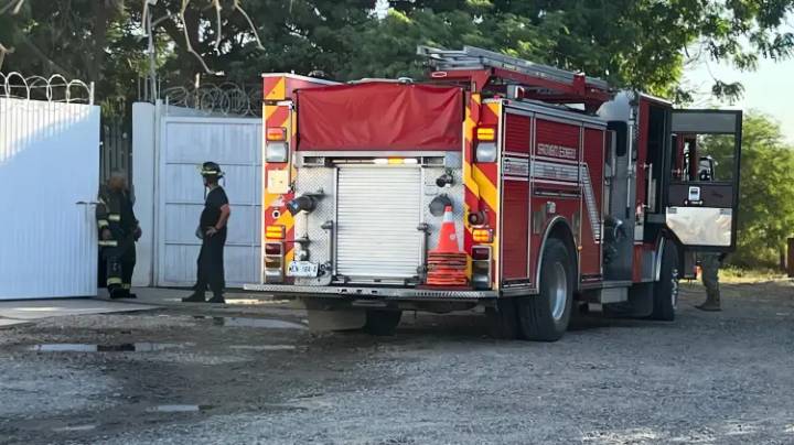 Bomberos sofocan incendio en bodega
