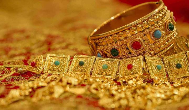 Gold tumbles Rs 4,100 in India, slips below USD 4,000 mark globally