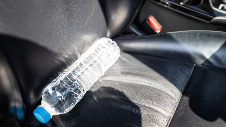Advierten sobre el peligro de dejar botellas de agua en el auto bajo el sol