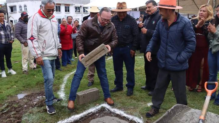 Construyen kiosco y plaza cívica en San Bartolo el Llano, en Zinacantepec