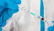 Experto recomienda vacunar a mayores de 50 años contra influenza y covid por riesgo cardiovascular