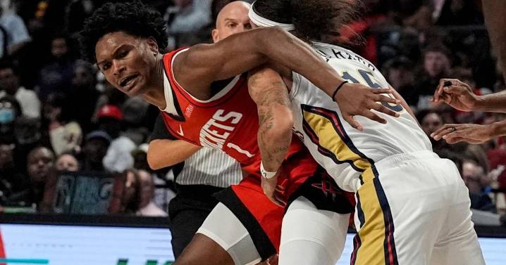 VIDEO: José Alvarado se enreda con Amen Thompson en la pretemporada de la NBA