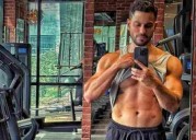 Kunal Kemmu flexes abs and muscular physique while ‘checking’ himself out