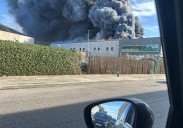 Un fuerte incendio arrasa Conservas Crespo en Santoña