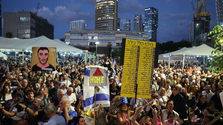 Miles de personas se reúnen en Tel Aviv a pocas horas del regreso de los rehenes en el marco de las negociaciones entre Israel y Hamás