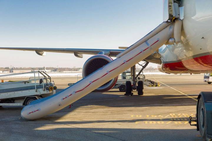 United Passenger Attempted to Open Cabin Door, Deploying Emergency Slides at Houston Airport