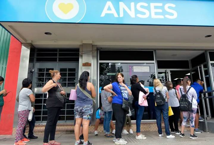Desde que asumió Milei, casi 300.000 trabajadores privados pidieron el seguro de desempleo