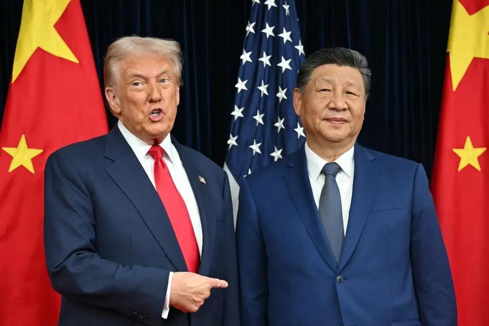 Trump reduce a la mitad los aranceles al fentanilo a China tras una reunión ‘increíble’ con Xi