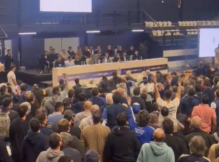 Malestar. Socios de Gimnasia arrojaron huevos y sillas contra la dirigencia durante una asamblea