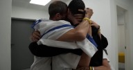 Los emotivos reencuentros de los rehenes con sus familias tras el acuerdo entre Israel y Hamás, en vídeo