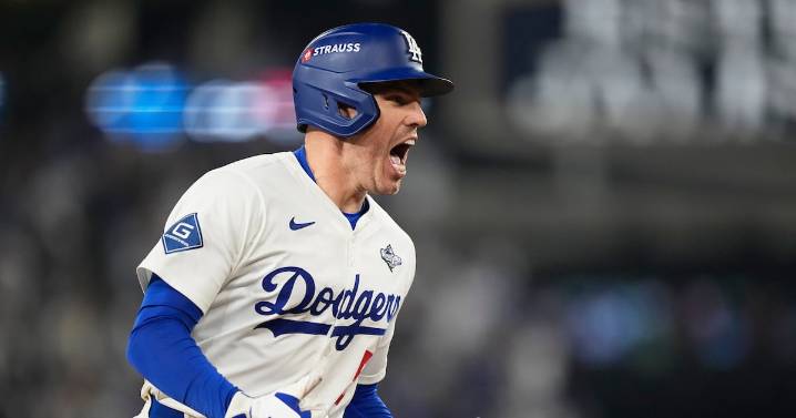 Only 2 World Series games have lasted 18 innings. This country superstar sang at both of them