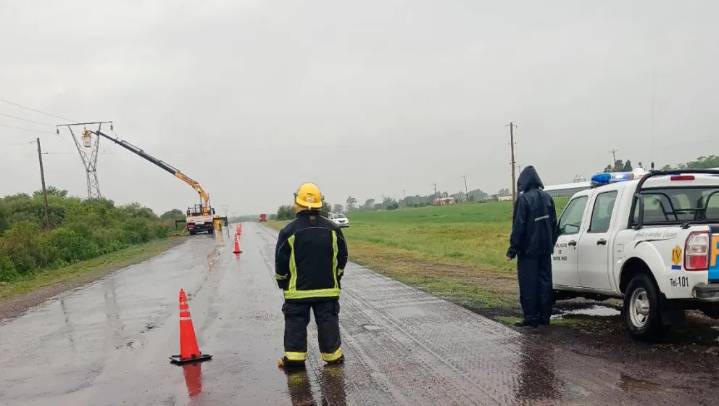 Por el temporal, cayó un cable de alta tensión en la Ruta Provincial N° 39
