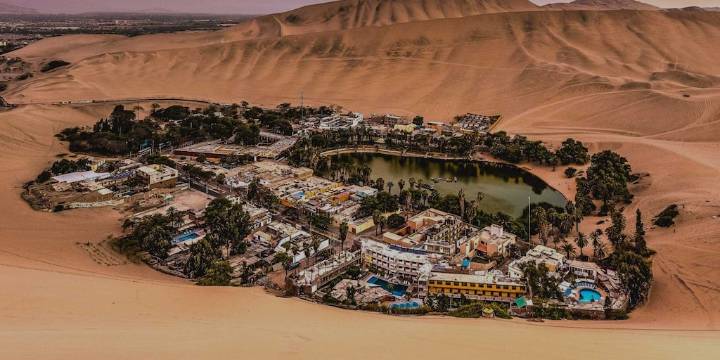 Huacachina: el oasis secreto de Perú entre dunas gigantes y leyendas místicas